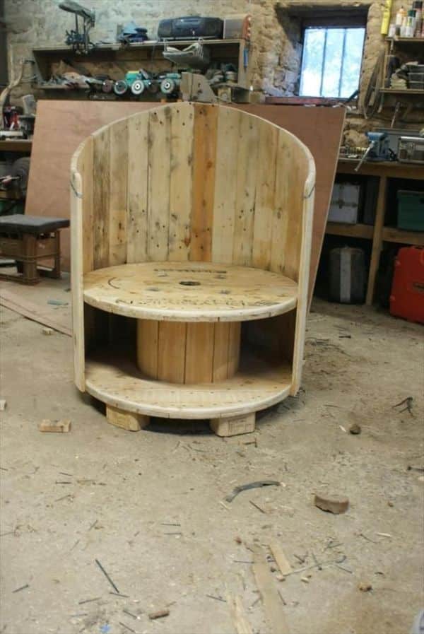 20-Furniture-You-Can-Create-Using-Old-Pallets-10