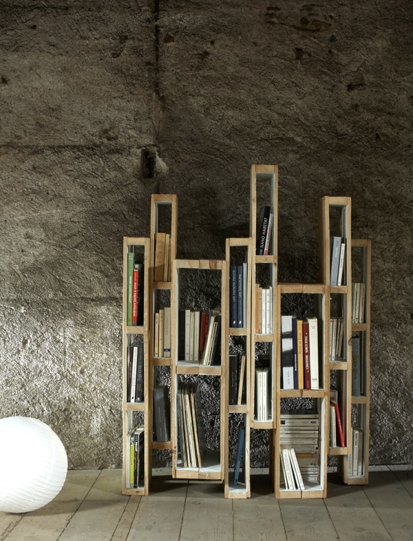 Bookshelf-With-Vertical-Pallets