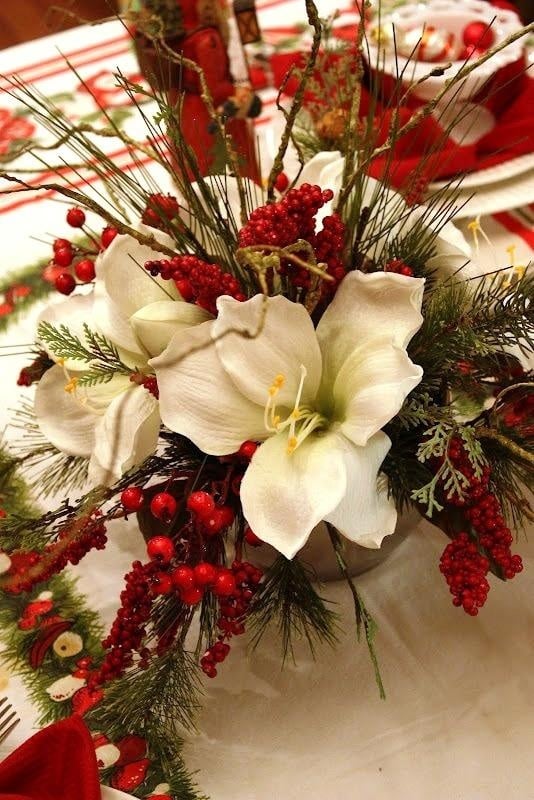 Christmas Centerpieces That Will Embellish Your Dining Room Decor For The Holidays 3