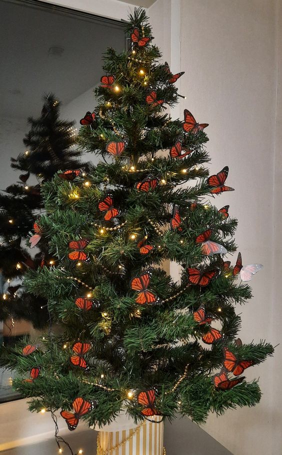 arbol de navidad decorado con mariposas 4