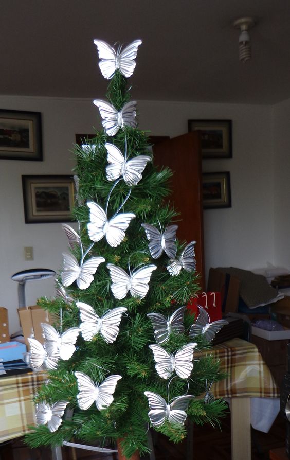 arbol de navidad decorado con mariposas 5