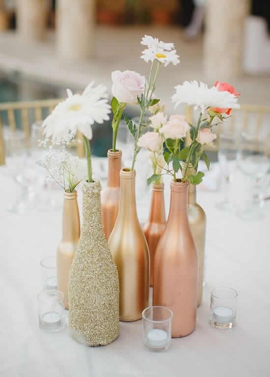 arreglos florales en botellas de vidrio