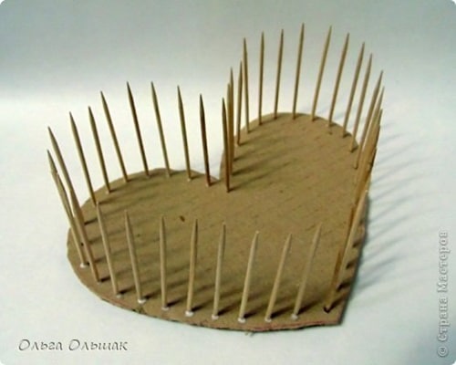 cesta de carton lana y palillos en forma de corazon 1