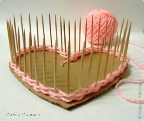 cesta de carton lana y palillos en forma de corazon 2