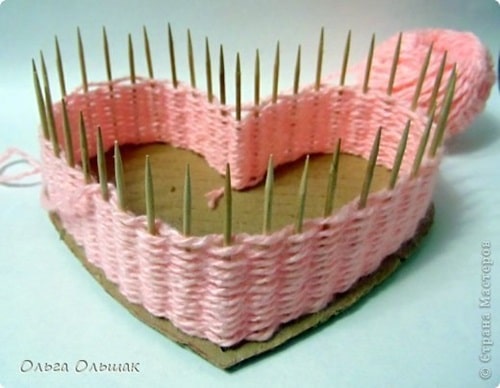 cesta de carton lana y palillos en forma de corazon 3