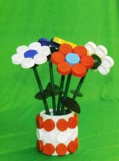 como hacer flores con tapas de botellas 3
