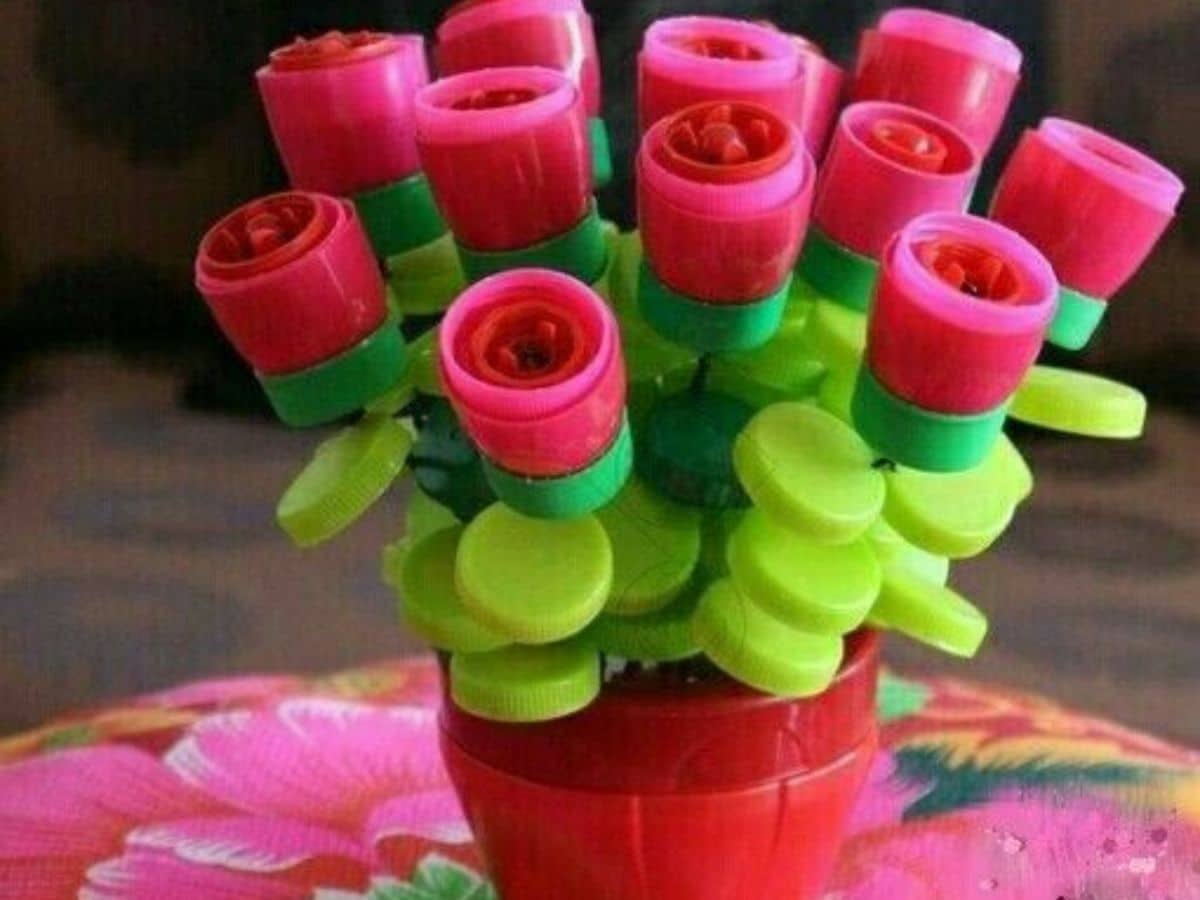 como hacer flores con tapas de botellas 8