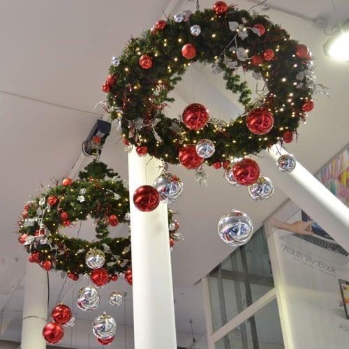 decoraciones navidenas con coronas colgantes 2