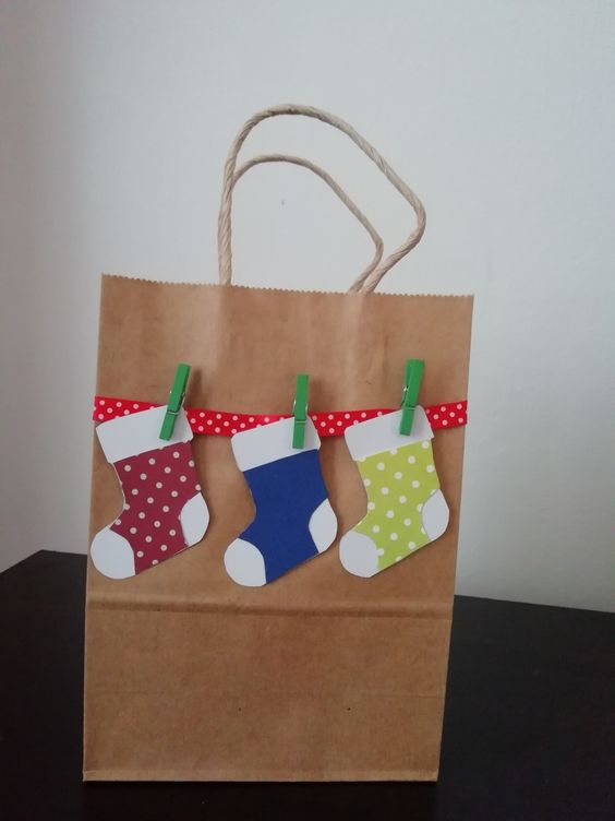 decorar bolsas de papel para regalos de navidad 17
