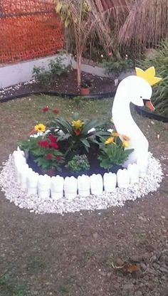 decorar jardines con cisnes a partir de materiales reciclados 10