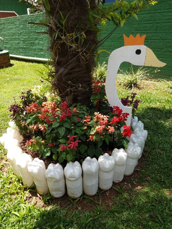 decorar jardines con cisnes a partir de materiales reciclados 3