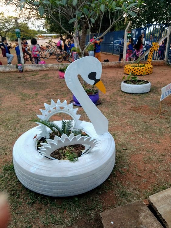 decorar jardines con cisnes a partir de materiales reciclados 4