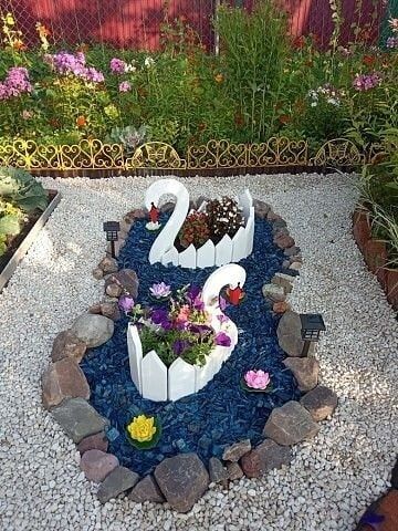decorar jardines con cisnes a partir de materiales reciclados 5