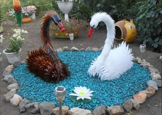 decorar jardines con cisnes a partir de materiales reciclados 6