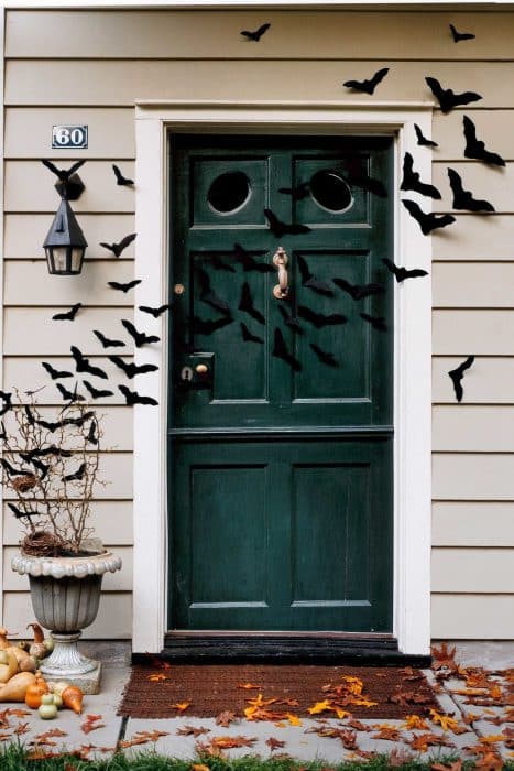 decorar la puerta para halloween de forma espeluznante