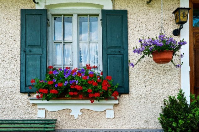 decorar ventanas casa con cajas flores 1