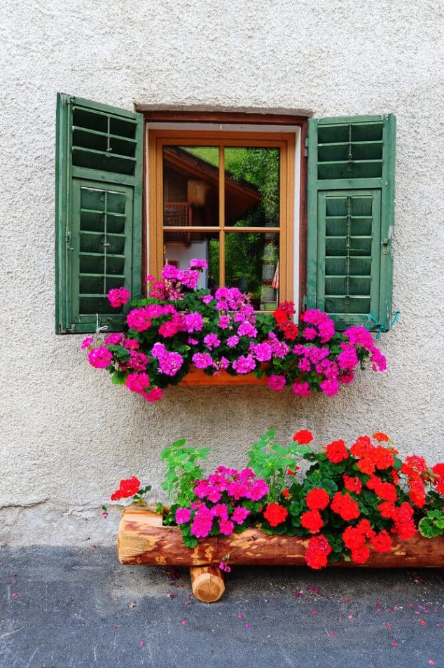 decorar ventanas casa con cajas flores 2