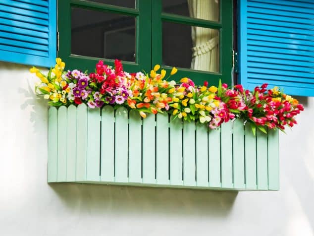 decorar ventanas casa con cajas flores 6
