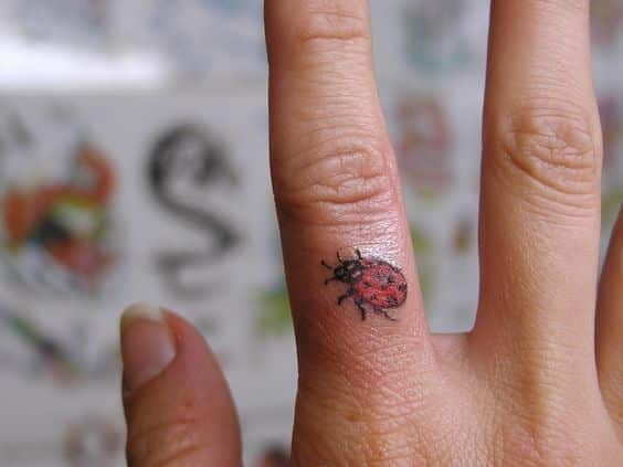 ideas de tatuajes en los dedos 7