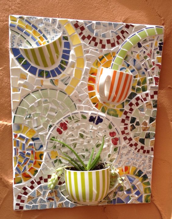 panel decorativo con mosaicos y tazas 2