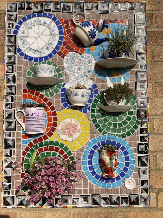 panel decorativo con mosaicos y tazas 5