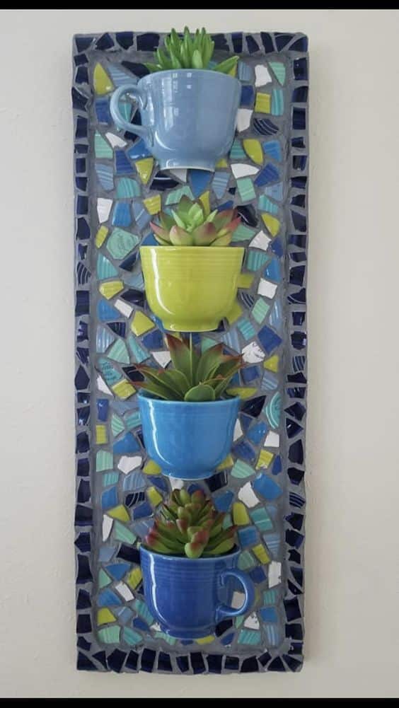 panel decorativo con mosaicos y tazas 6