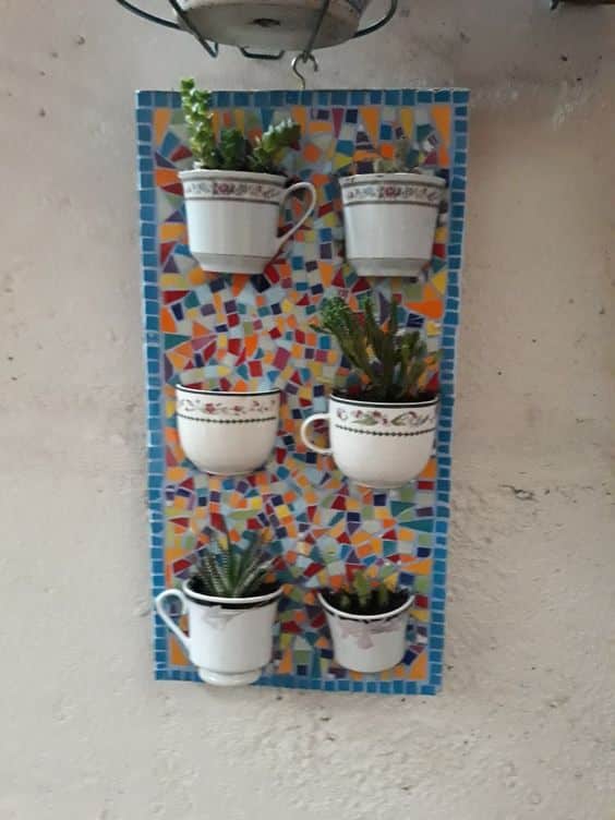 panel decorativo con mosaicos y tazas 8