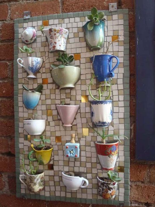 panel decorativo con mosaicos y tazas